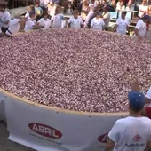 Cortan en O Carballiño una tapa de pulpo de 450 kilos en 10 minutos Cortan en O Carballiño una tapa de pulpo de 450 kilos en 10 minutos