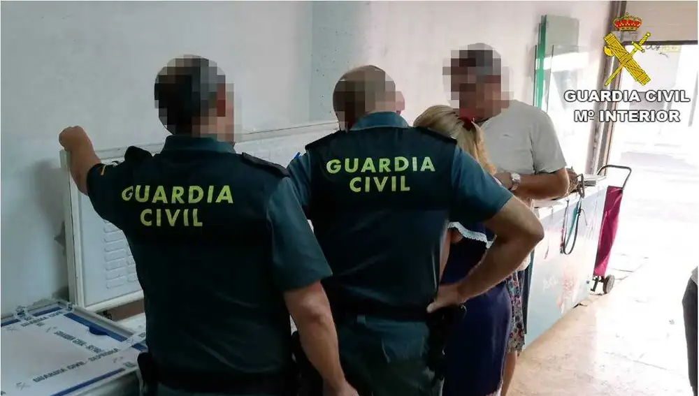 Agentes de la Guardia Civil de Alicante inspeccionan el restaurante de Santa Pola