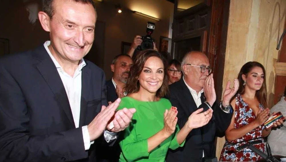 Mónica Carrillo en el balcón del Ayuntamiento de Elche Mónica Carrillo en el balcón del Ayuntamiento de Elche