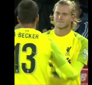Karius salta al campo y se lleva una ovación de Anfield Karius salta al campo y se lleva una ovación de Anfield