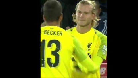 Karius salta al campo y se lleva una ovaci&oacute;n de Anfield