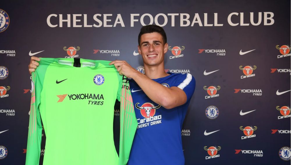 Kepa Arrizabalaga posa con la camiseta del Chelsea FC