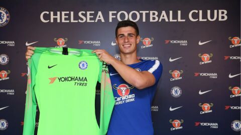 Kepa Arrizabalaga posa con la camiseta del Chelsea FC