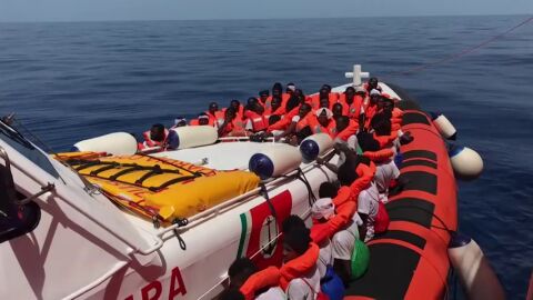 El Gobierno vira en su postura y los 87 inmigrantes del Open Arms no tendr&aacute;n un "estatus especial" como los del Aquarius