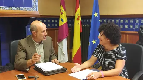 Momento de la reunión entre José Luis Cabezas y Carmen Pimienta Momento de la reunión entre José Luis Cabezas y Carmen Pimienta