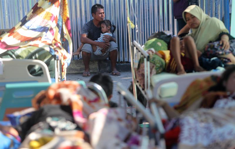 La embajada española cifra en 300 el número de españoles que siguen en Indonesia pendientes de evacuación La embajada española cifra en 300 el número de españoles que siguen en Indonesia pendientes de evacuación
