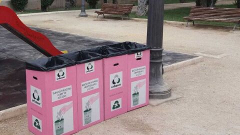 Papeleras de cart&oacute;n reciclado en un parque de Elche