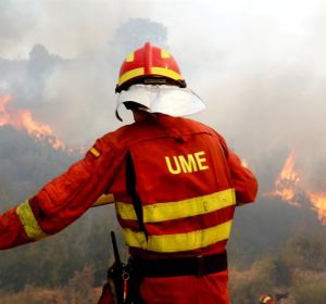 Un efectivo de la Unidad Militar de Emergias (UME) en las labores de extinción del incendio de Llutxent Un efectivo de la Unidad Militar de Emergias (UME) en las labores de extinción del incendio de Llutxent