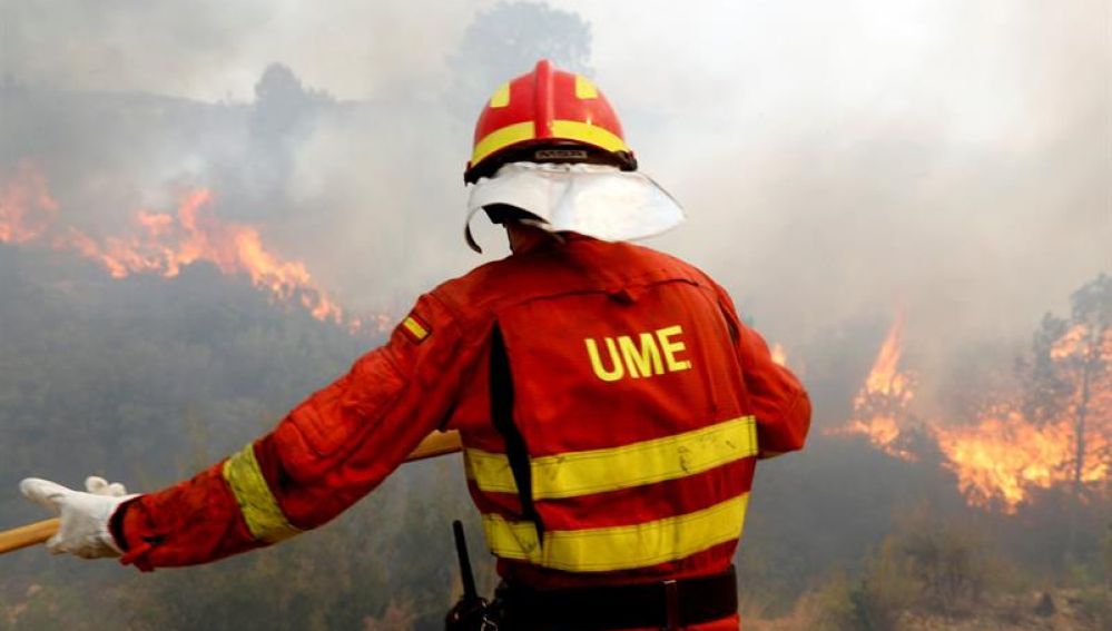 Un efectivo de la Unidad Militar de Emergias (UME) en las labores de extinción del incendio de Llutxent