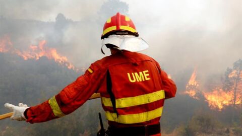 Un efectivo de la Unidad Militar de Emergias (UME) en las labores de extinci&oacute;n del incendio de Llutxent