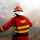 Un efectivo de la Unidad Militar de Emergias (UME) en las labores de extinción del incendio de Llutxent
