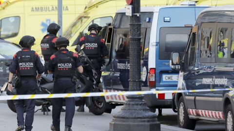 Efectivos policiales en las Ramblas de Barcelona tras el atentado (Archivo) 