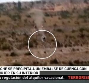 Un vehículo se precipita por un barranco Un vehículo se precipita por un barranco