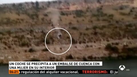 Un veh&iacute;culo se precipita por un barranco
