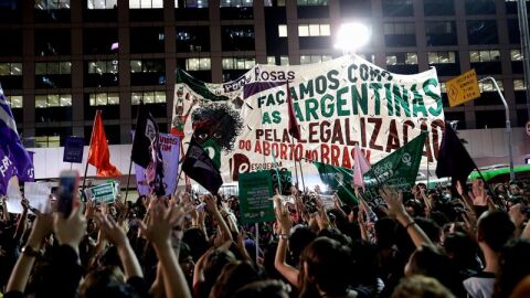 Unas 500 mujeres protestan a favor de la legalizaci&oacute;n del aborto