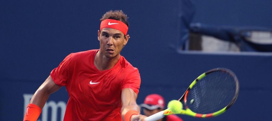 Rafa Nadal devuelve una bola durante el partido Rafa Nadal devuelve una bola durante el partido
