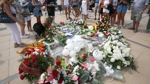 laSexta Noticias Fin De Semana (18-08-18) Cambrils recuerda a las víctimas de los atentados y agradece la "ejemplar actuación" de policía y emergencias laSexta Noticias Fin De Semana (18-08-18) Cambrils recuerda a las víctimas de los atentados y agradece la "ejemplar actuación" de policía y emergencias
