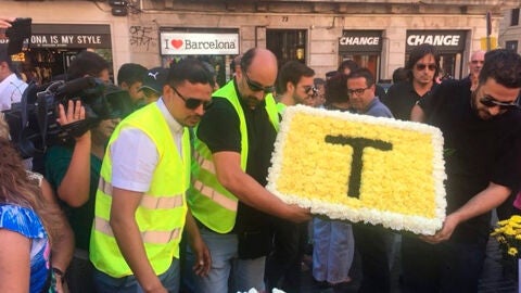 Taxistas de Barcelona homenajean a las v&iacute;ctimas del 17 A