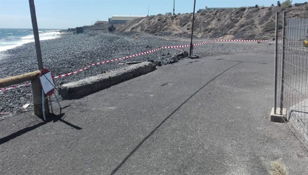 Imagen de una playa cerrada en Tenerife