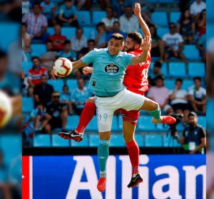 El delantero uruguayo del Celta de Vigo Maxi Gómez, pugna por un balón con el defensa del Espanyol David López El delantero uruguayo del Celta de Vigo Maxi Gómez, pugna por un balón con el defensa del Espanyol David López