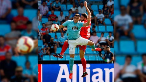 El delantero uruguayo del Celta de Vigo Maxi G&oacute;mez, pugna por un bal&oacute;n con el defensa del Espanyol David L&oacute;pez