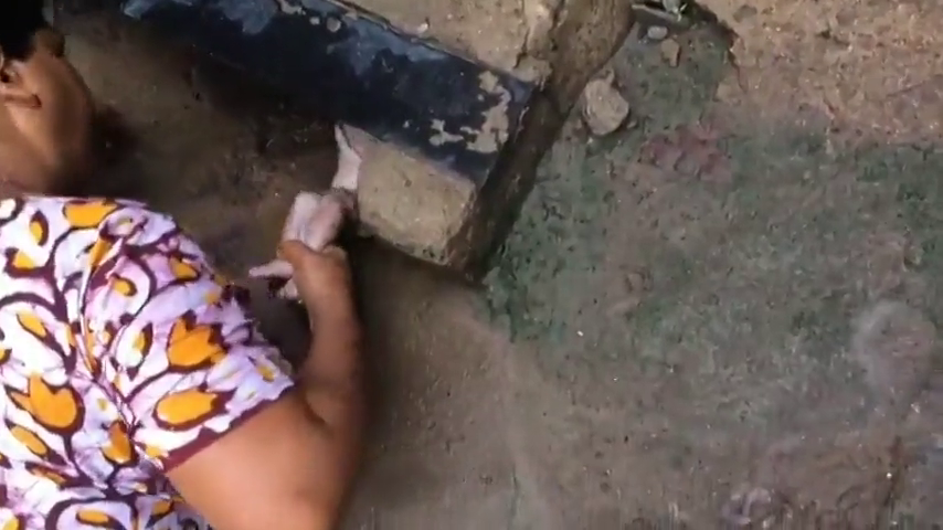 VÍDEO: Rescatado un bebé de una alcantarilla en la India VÍDEO: Rescatado un bebé de una alcantarilla en la India