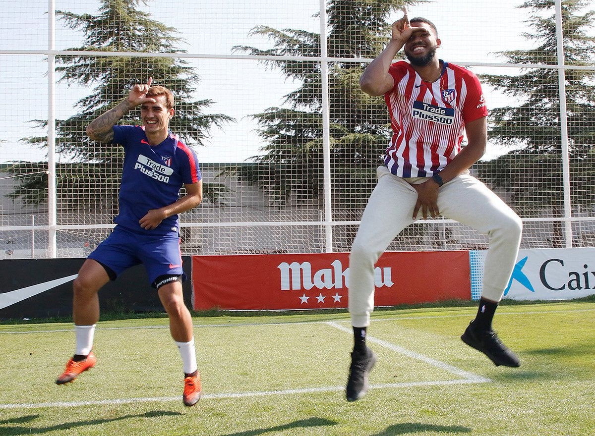 Karl-Anthony Towns visita el entrenamiento del Atleti...¡y se pone a bailar con Griezmann! Karl-Anthony Towns visita el entrenamiento del Atleti...¡y se pone a bailar con Griezmann!