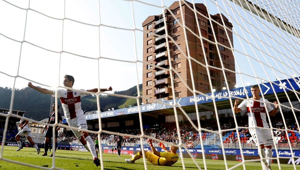 Álex Gallar celebra uno de sus dos goles ante el Eibar
