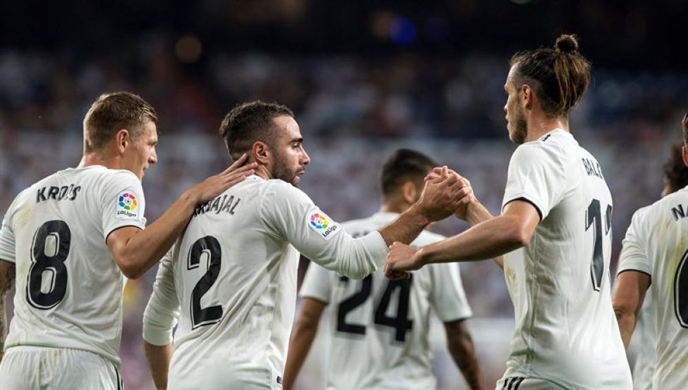 Los jugadores del Real Madrid celebran el gol de Carvajal