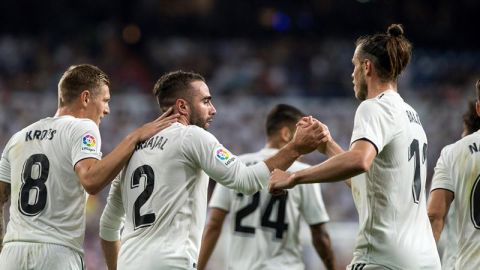 Los jugadores del Real Madrid celebran el gol de Carvajal