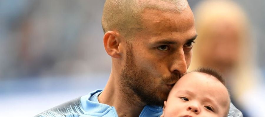 Silva y su hijo en el campo del Manchester City Silva y su hijo en el campo del Manchester City