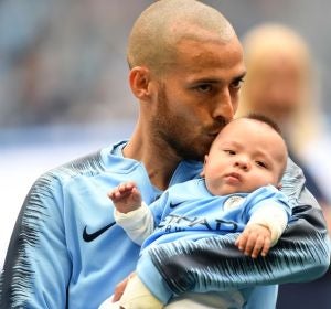 Silva y su hijo en el campo del Manchester City Silva y su hijo en el campo del Manchester City