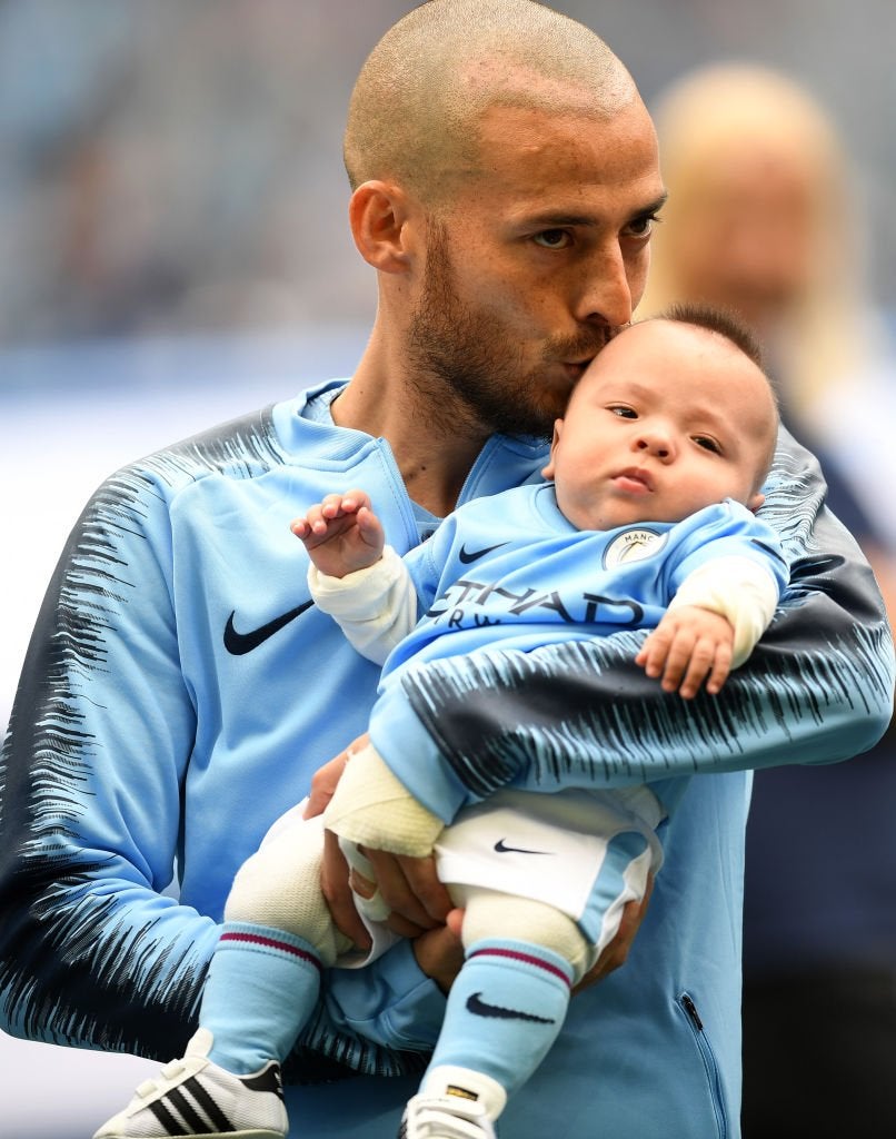La emotiva imagen de David Silva con su hijo en brazos en el campo del Manchester City La emotiva imagen de David Silva con su hijo en brazos en el campo del Manchester City