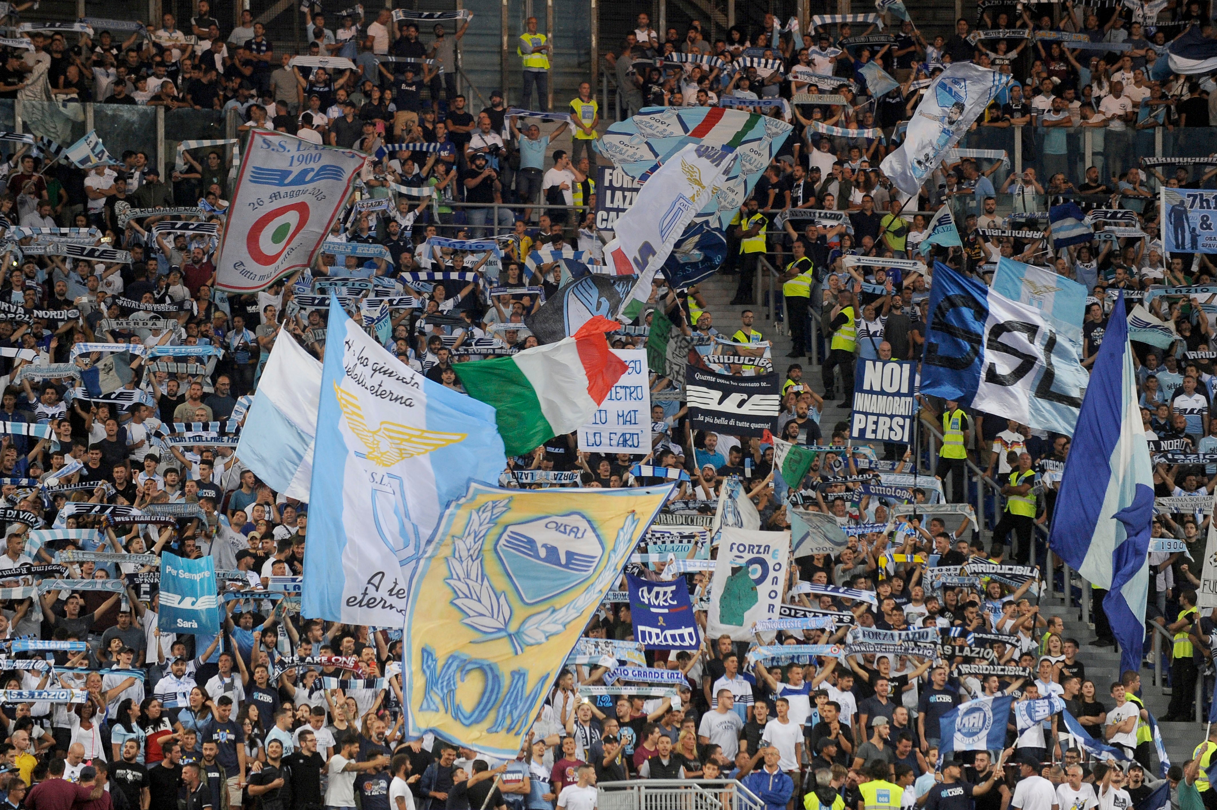 Machismo en el Olímpico de Roma con los ultras de la Lazio: "No admitimos mujeres en las diez primeras filas" Machismo en el Olímpico de Roma con los ultras de la Lazio: "No admitimos mujeres en las diez primeras filas"