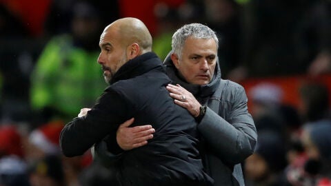 Guardiola y Mourinho se saludan durante un derbi de Manchester