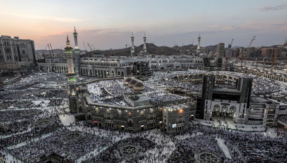 Cerca de dos millones de musulmanes llegados de todo el mundo a Arabia Saudí se preparan hoy para iniciar el domingo el "hach", la peregrinación anual a La Meca, un ritual centenario que se ha modernizado gracias a las nuevas tecnologías