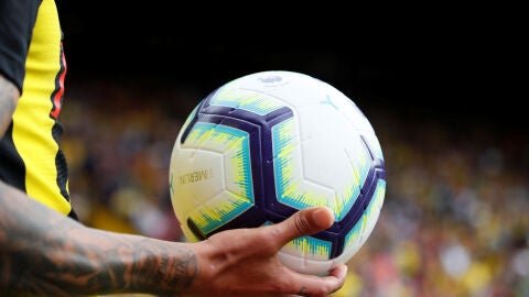 Un jugador sostiene el bal&oacute;n de la Premier League 2018/2019