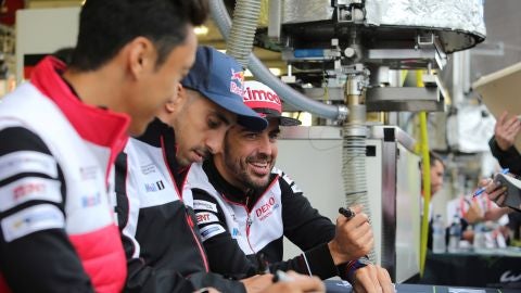 Fernando Alonso, con Buemi y Nakajima