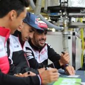 Fernando Alonso, con Buemi y Nakajima