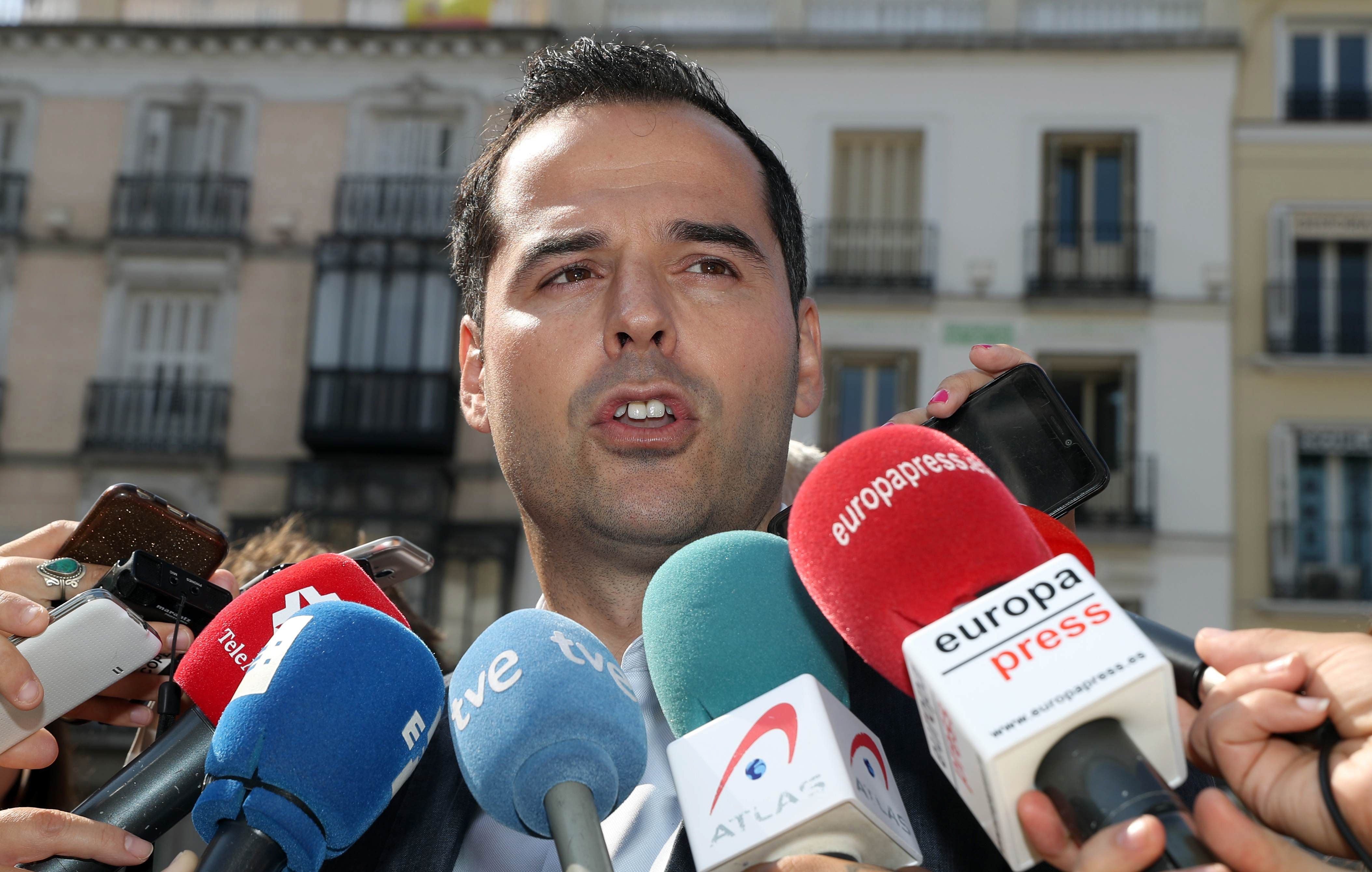 Aguado critica que el Gobierno haya dado "vía libre" a los independentistas para "hacer y deshacer a su antojo" Aguado critica que el Gobierno haya dado "vía libre" a los independentistas para "hacer y deshacer a su antojo"