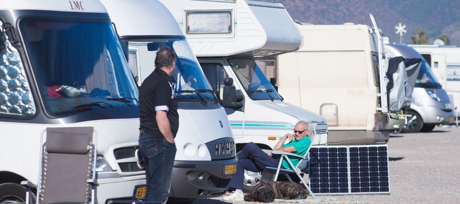 Imagen de autocaravanas en un parking. Imagen de autocaravanas en un parking.