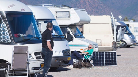 Imagen de autocaravanas en un parking.