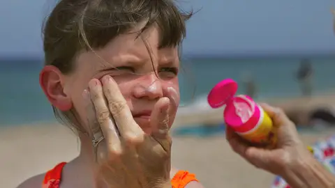 Es importante que los niños usen crema solar Es importante que los niños usen crema solar