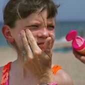 Es importante que los niños usen crema solar
