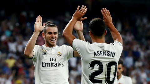 Asensio celebra con Bale el gol del gal&eacute;s ante el Getafe
