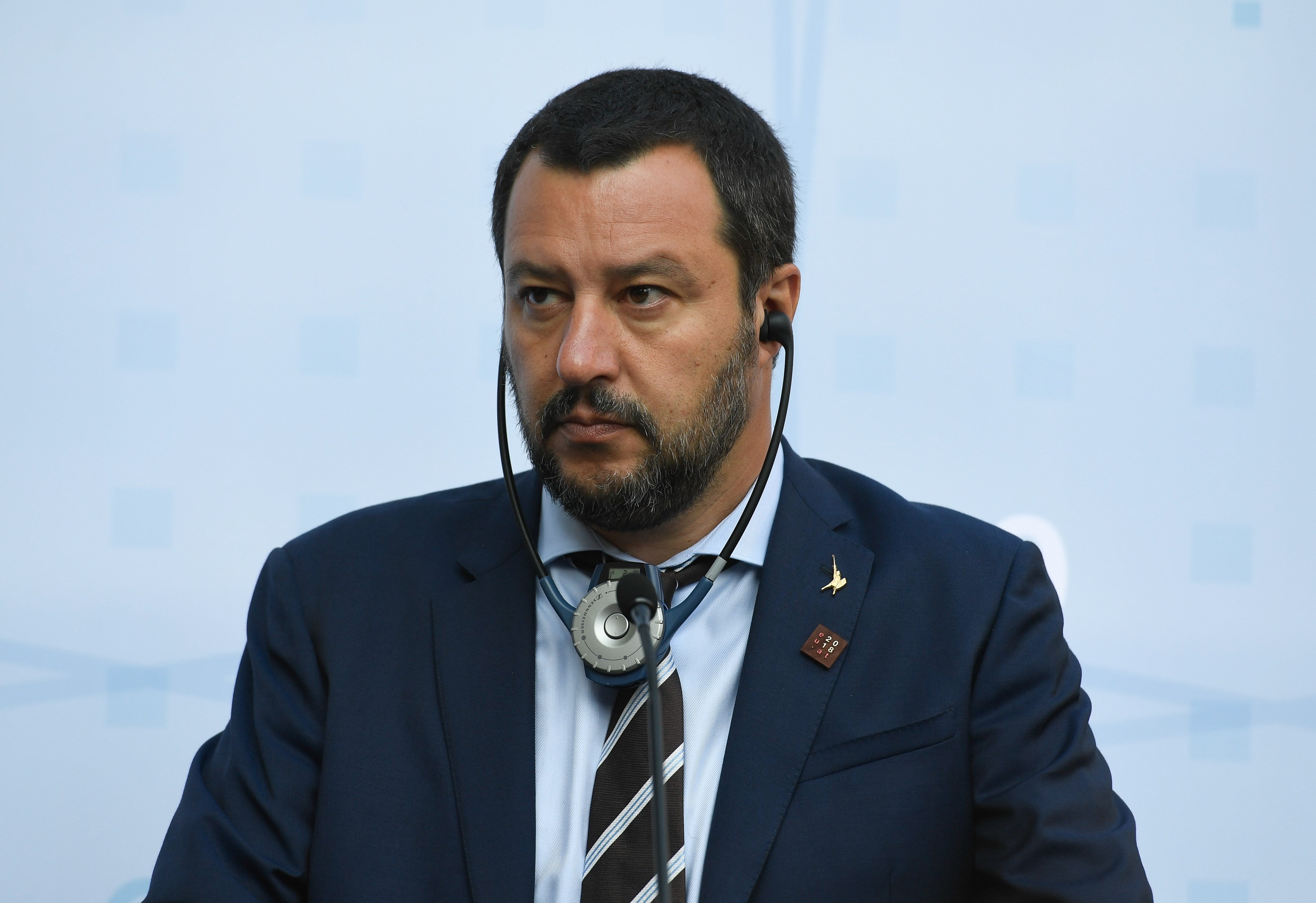 Salvini autoriza desembarcar a los 29 menores a bordo del barco militar en Catania Salvini autoriza desembarcar a los 29 menores a bordo del barco militar en Catania