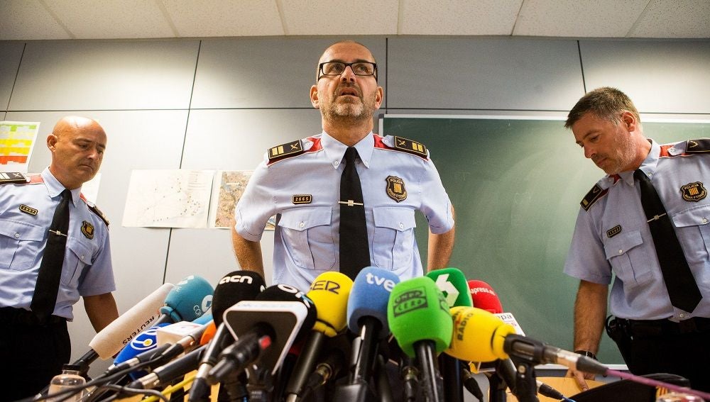 Los Mossos d'Esquadra creen que el ataque a la comisaría de Cornellà es un "hecho aislado" Los Mossos d'Esquadra creen que el ataque a la comisaría de Cornellà es un "hecho aislado"