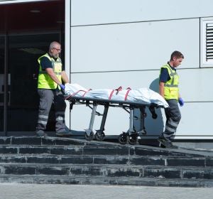 Miembros del servicio judicial retiran el cadáver del hombre que ha sido abatido Miembros del servicio judicial retiran el cadáver del hombre que ha sido abatido