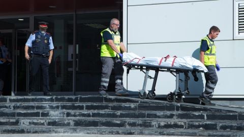 Miembros del servicio judicial retiran el cad&aacute;ver del hombre que ha sido abatido 