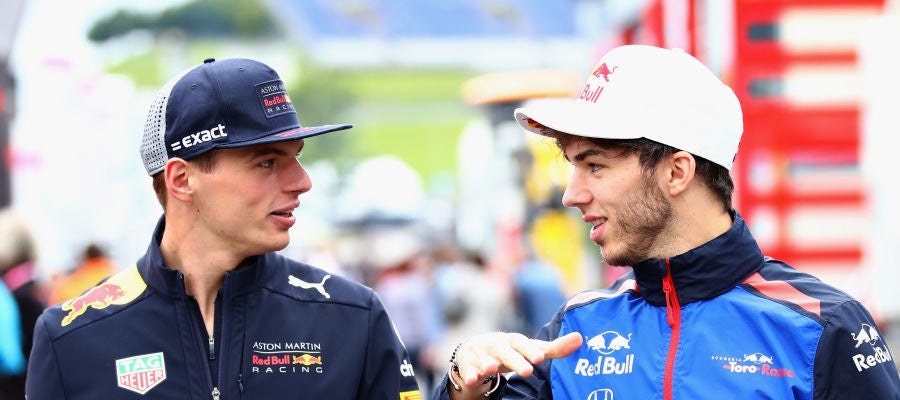 Max Verstappen y Pierre Gasly dialogan durante el GP de Austria Max Verstappen y Pierre Gasly dialogan durante el GP de Austria